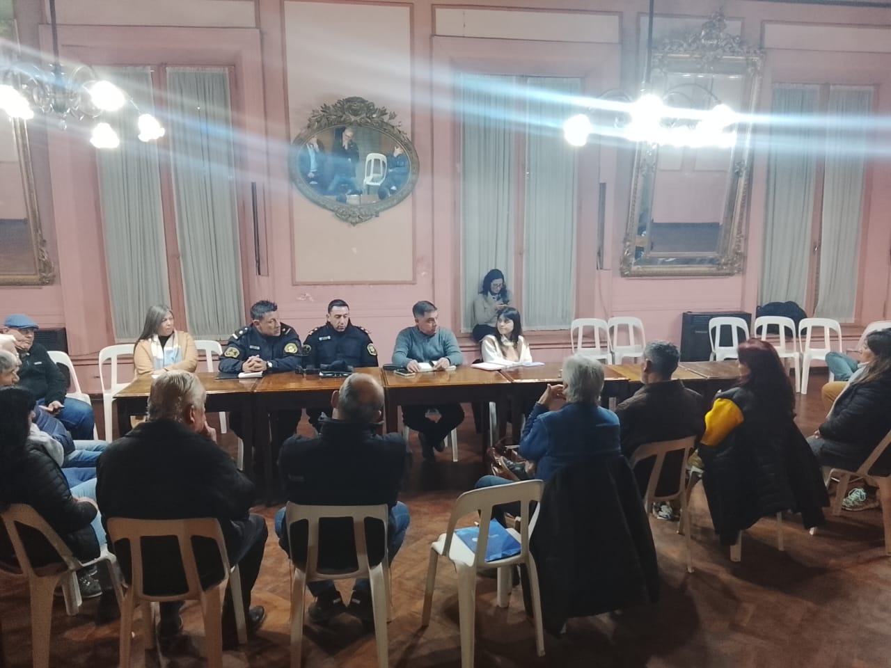Reunión sobre seguridad en San Pedro con vecinos, comerciantes y autoridades en el Centro de Comercio